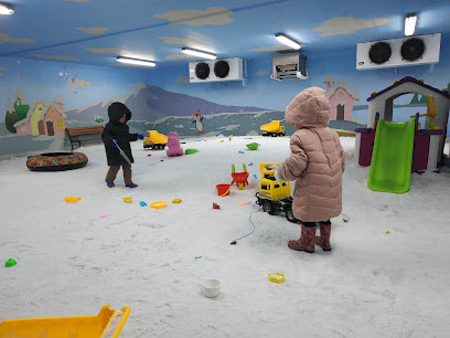 Snow World Semarang adalah destinasi wisata yang menarik bagi para pengunjung yang ingin merasakan pengalaman bermain salju di tengah Kota Semarang