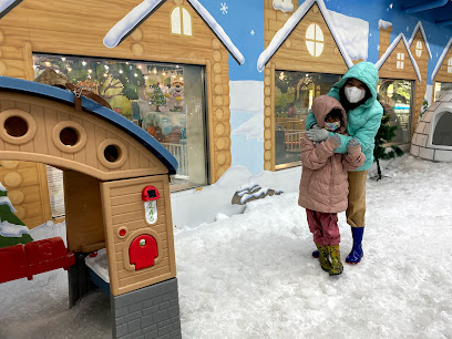 Snow Wonderland yang terletak di Plamongansari, Kecamatan Pedurungan, Kota Semarang, Jawa Tengah 50194 adalah destinasi wisata yang menakjubkan bagi pengunjung yang ingin merasakan keindahan salju di tengah kota tropis Semarang. 