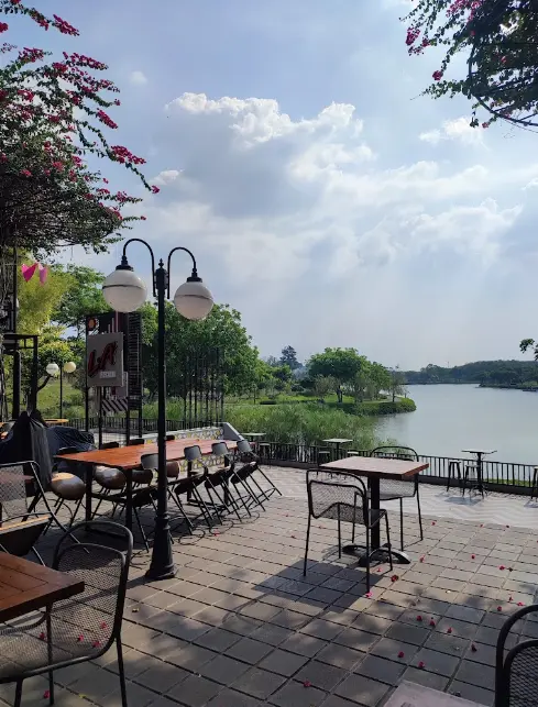 Mr.K BSB, Tempat Makan & Cafe View Danau BSB