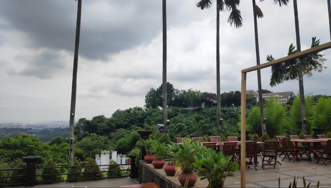 The Hills Dining Restaurant, Tempat Makan Dengan View Panorama Kota