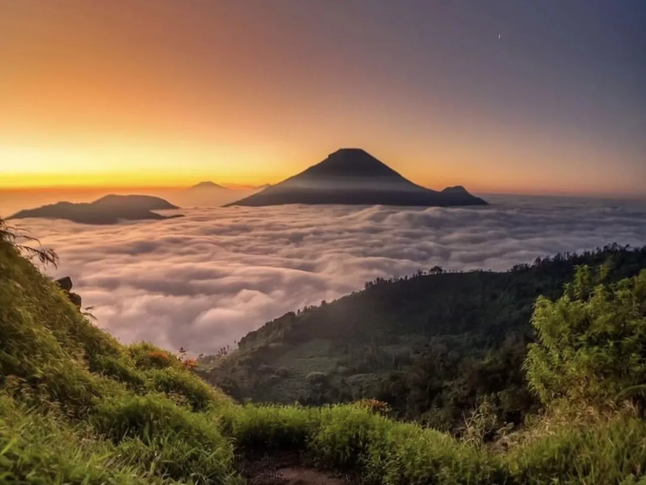 Golden Sunrise Sikunir