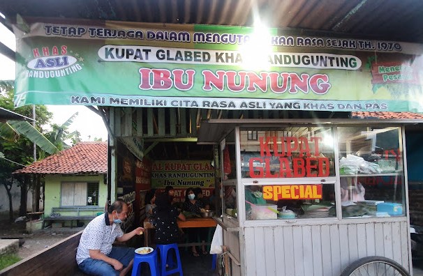 8 Rekomendasi Tempat Makan Kupat Glabed Tegal - 3. Kupat Glabed Spesial Khas Ibu Nunung 