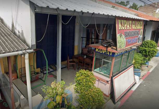 8 Rekomendasi Tempat Makan Kupat Glabed Tegal - 5. Kupat Glabed Sate Blengong Randugunting Pak Saleh (Cabang Alun-Alun) 