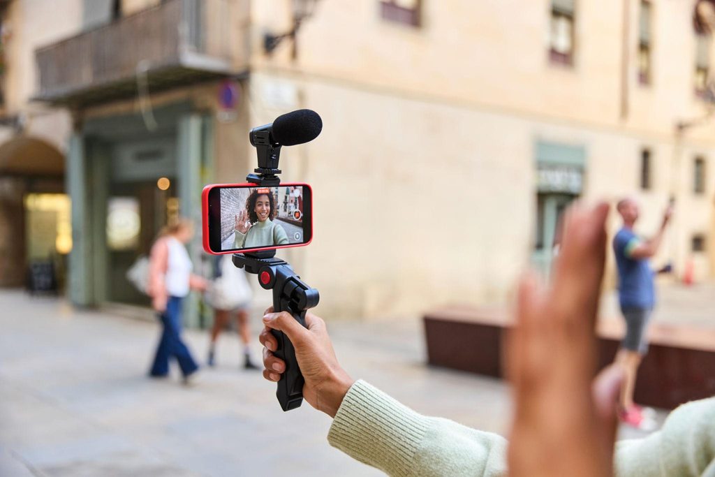 Penggunaan stabilisasi OIS dan EIS pada kamera smartphone untuk merekam vlog